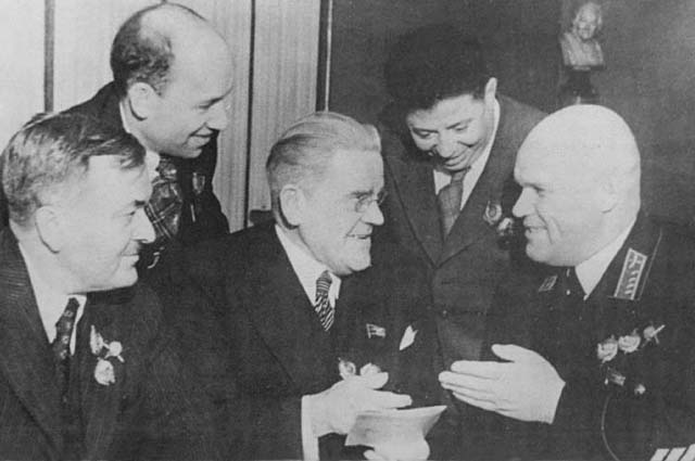 А. Александров (крайний слева), И. О. Дунаевский, И. М. Москвин, Д. Я. Покрасс с командармом 2 ранга А. Д. Локтионовым. 1938 год.