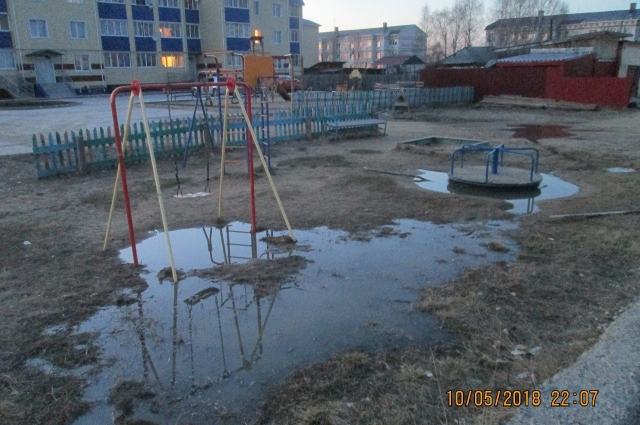 Затопленная детская площадка