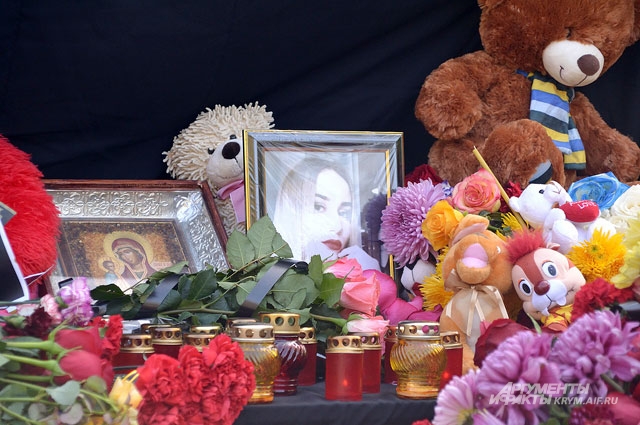 портрет погибшей 16-летней Алины Кероевой на устроенном недалеко от колледжа мемориале.