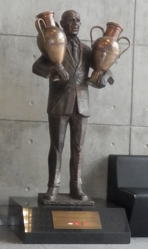 Памятник Беле Гуттманну у «Эштадиу да Луж», стадиона «Бенфики»/