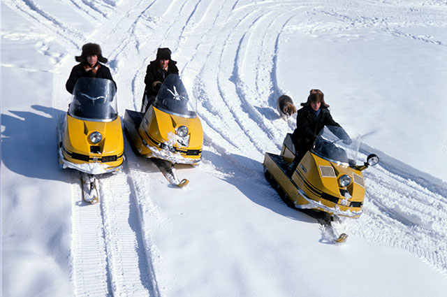 Жители Усть-Илимска на снегоходах «Буран» — одном из популярных в данной местности видов зимнего транспорта, 1980 г.