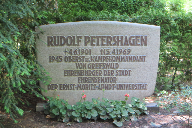Надгробие Рудольфа Петерсхагена на Новом кладбище в Грайфсвальде.