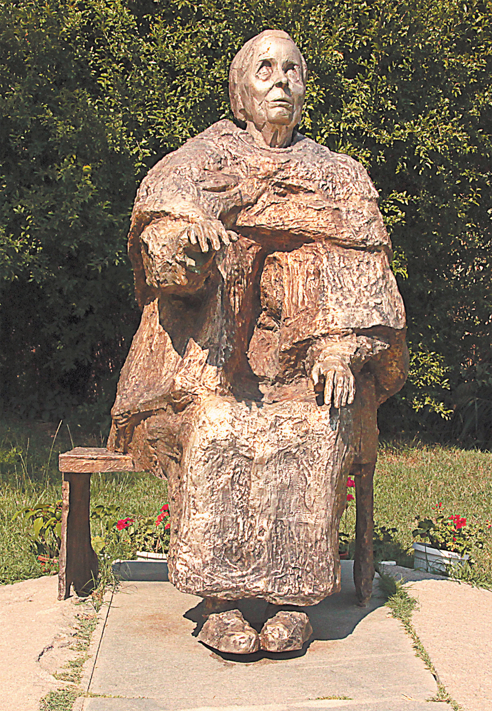 Памятник Ванге поставили к её столетнему юбилею в 2011 г.