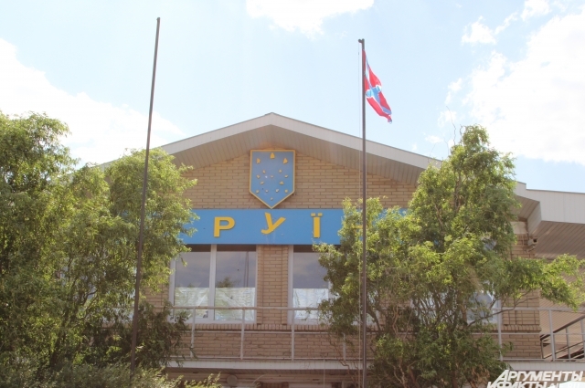 На здании пункта перехода Изварино вместо украинской символики висит флаг Новороссии