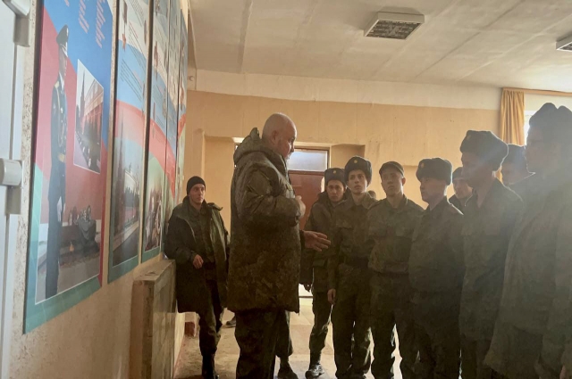 Губернатор Кузбасса Серегй Цивилев посетил мобилизованных в учебных центрах.