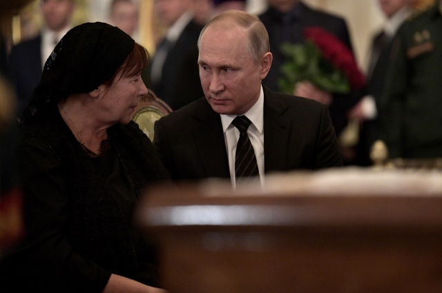 Президент РФ Владимир Путин и вдова Станислава Говорухина Галина.