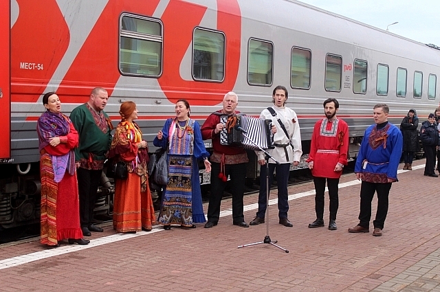 Артисты на станции Жданка.