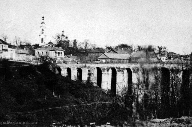 Дом Сергея Янова с колоннами, где оставнавливался в Калуге Александр Радищев.