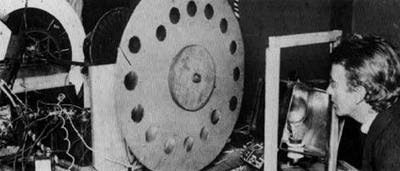 Джон Бэрд и его «телевизор», примерно 1925 год.