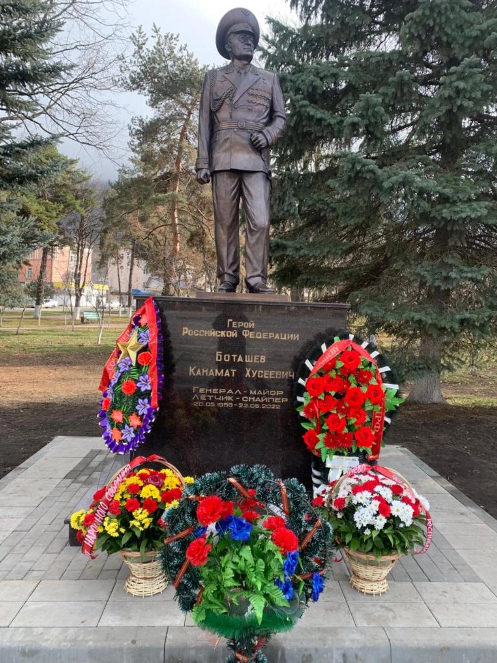Памятник Герою России на площади его имени в Карачаевске.