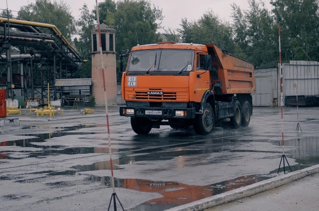 На ВИЗ-Стали определили лучших водителей грузовых автомобилей
