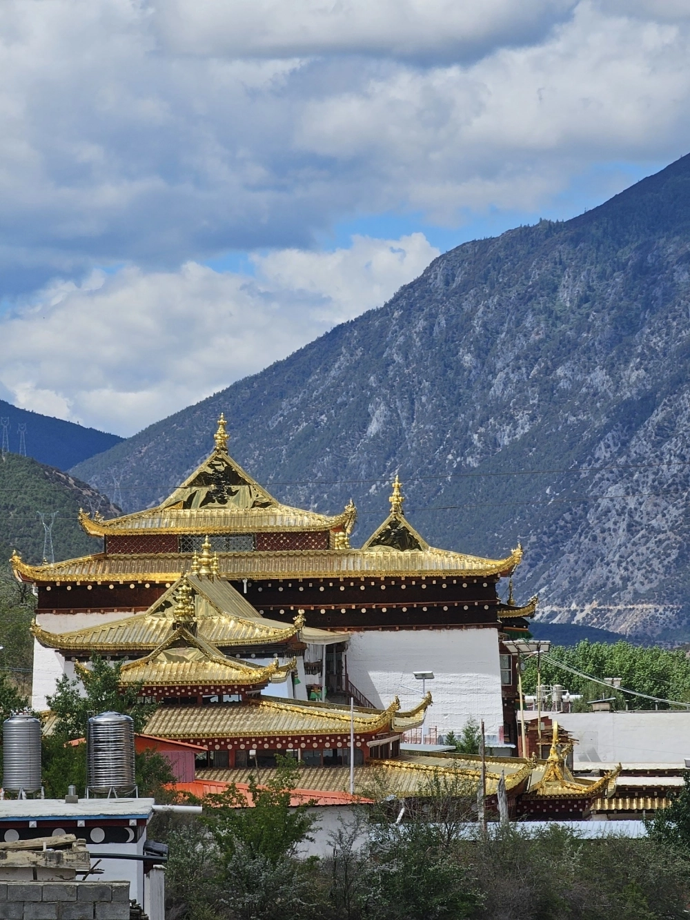 Кирилл рассказывает, что было непросто подниматься на вершины Тибета, но он это сделал.