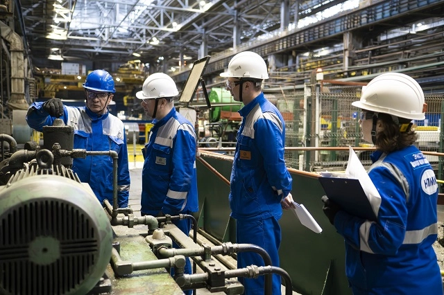 ВИЗ-Сталь первой в России провела оценку квалификации слесарей-гидравликов