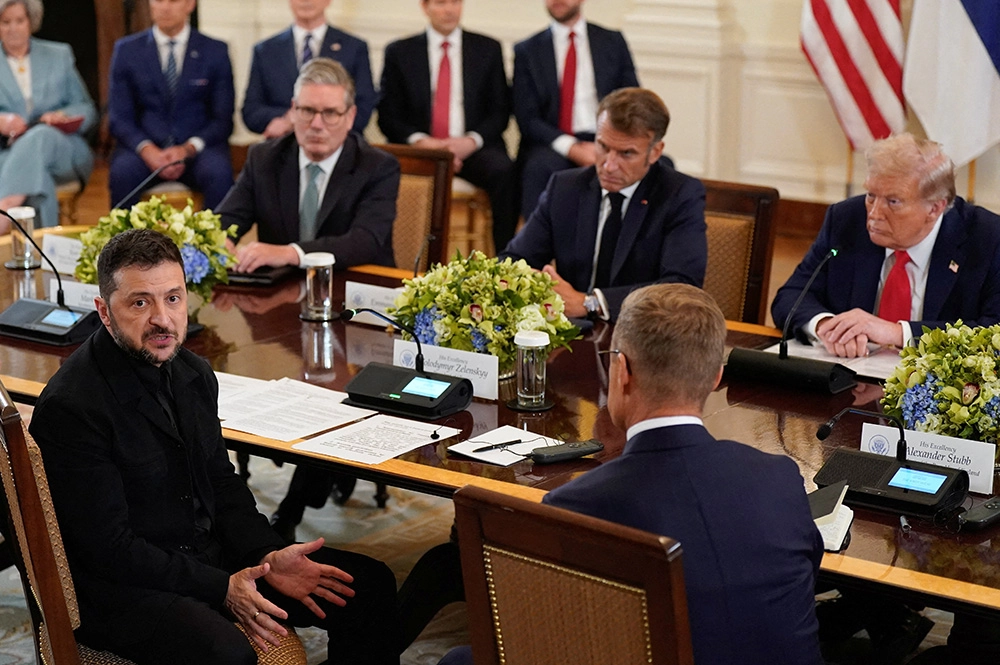Стармер, Макрон, Трамп и Стубб и Зеленский делают заявления для журналистов.