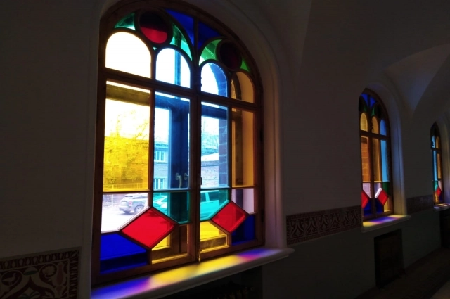 Витражи в здании училища. 