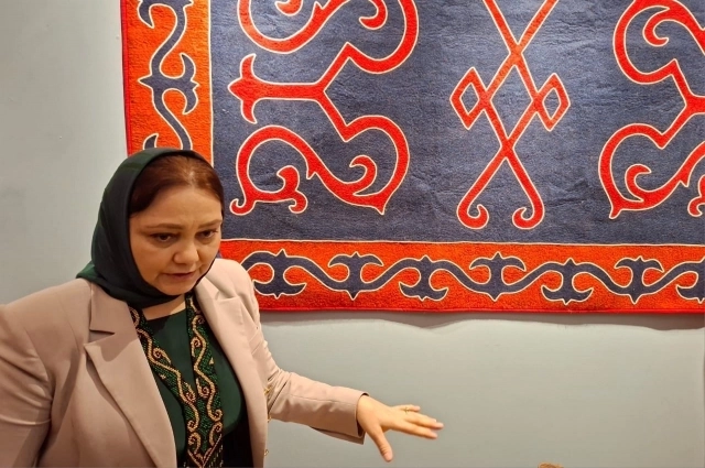 Замдиректора Центра народного творчества Министрества культуры ЧР Раиса Умарова: Создание войлочных ковров - это очень большой труд, они предназначены только для стен. 