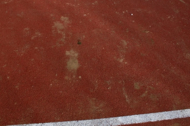 Грязные дорожки для бега на спортплощадке в сквере МЖК