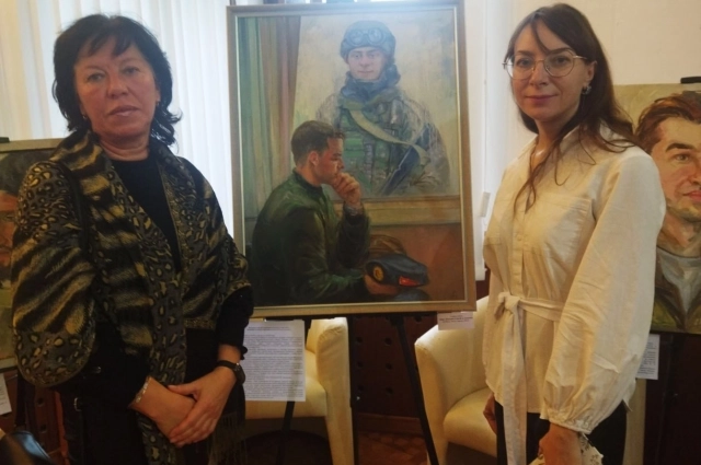 Мать Сергея и Алексея Каменевых с художницей Ольгой Алиевой у портрета сыновей.