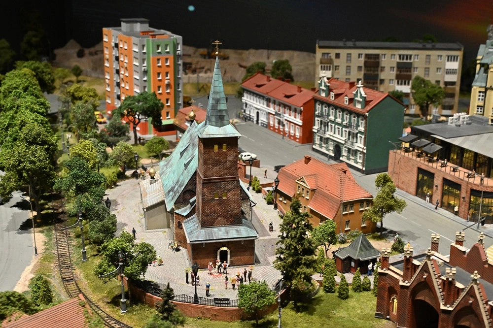 Авторы проекта, которые, по их собственным словам, «строят Россию по кирпичику», предлагают не просто увидеть страну в миниатюре. Они создают живой, динамичный мир.