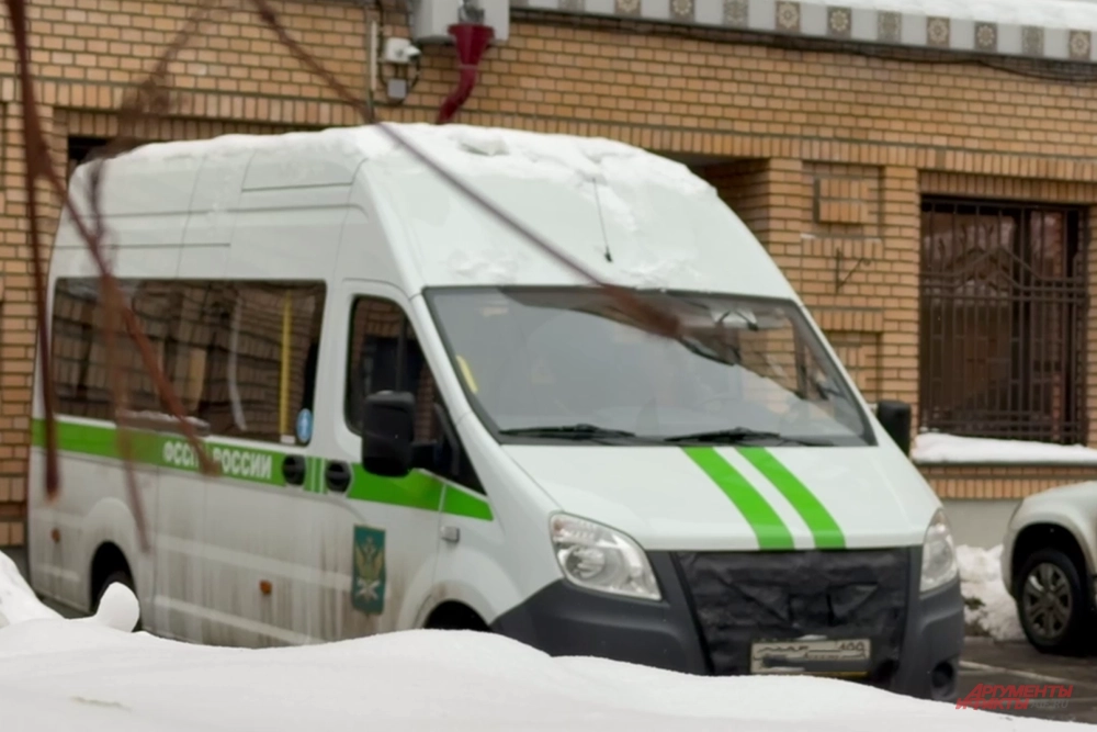 Приставы-исполнители в присутствии сотрудников полиции вскрыли дверь.