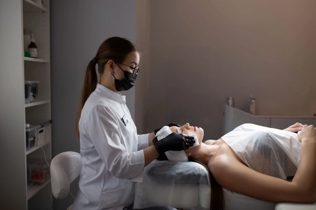 В клинике Dr. Kolesova можно пройти курс массажа или аппаратные методики.