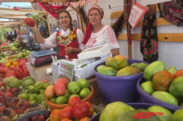 На ярмарке можно купить все виды местных помидоров и их семена. 