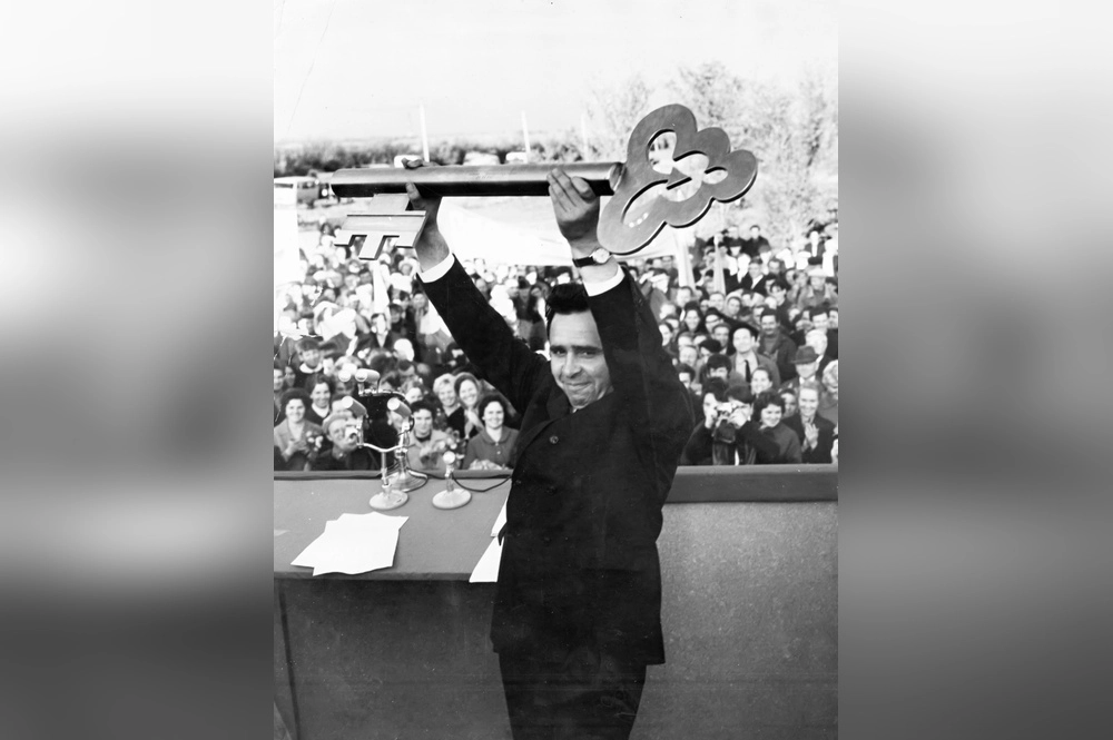 Сентябрь 1971 год. Владимир Швец держит в руках символический ключ от УКПГ-2.