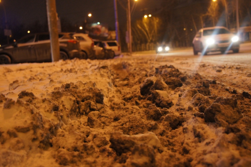 По крайней правой полосе на улице Крауля рядом с Центральным стадионом на легковушке не проехать – можно увязнуть в 30 сантиметровом слое снега