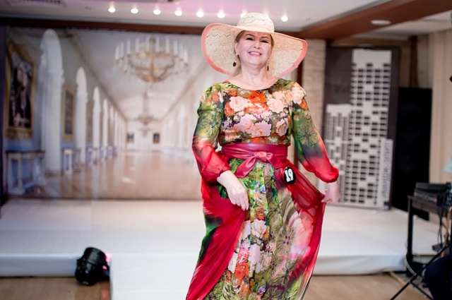 Вера Мельникова очаровала всех гостей и членов жюри своим летящим выходом с цветами и бабочками.