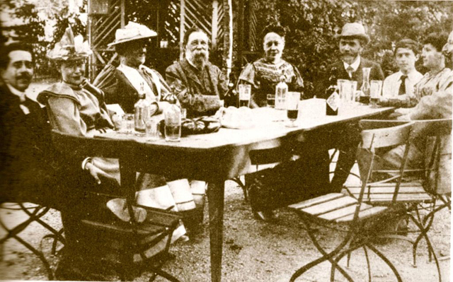 Слева направо: сын и дочь Бебелей, Клара Цеткин, Фридрих Энгельс, Джул и Август Бебель, Эрнст Шаттер, Регина и Эдуард Бернштейн. Цюрих 1893.