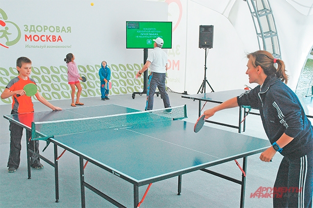В перерывах между занятиями на веранде  устраивают турниры по настольному теннису.