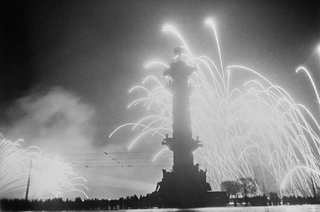 Салют в честь Победы 9 мая 1945 года на Пушкинской площади Ленинграда, 1945.