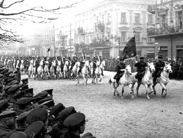 Советская кавалерия вступает во Львов, 1939 г.