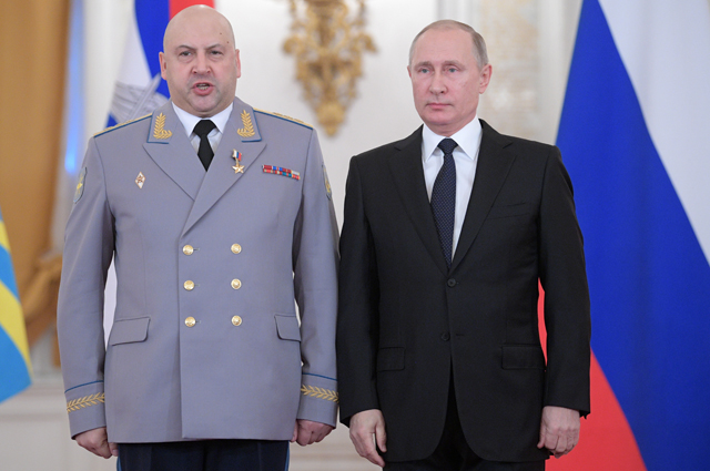 Президент Владимир Путин и генерал-полковник Сергей Суровикин (слева) на церемонии вручения государственных наград военнослужащим, 2017 год.