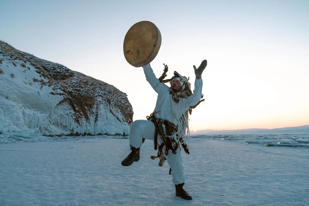 На Байкале зимой и с шаманом можно встретиться. 