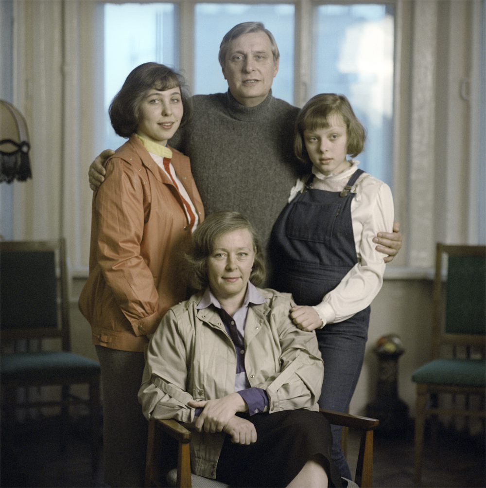 Галина Мшанская и Олег Басилашвили с дочерьми.