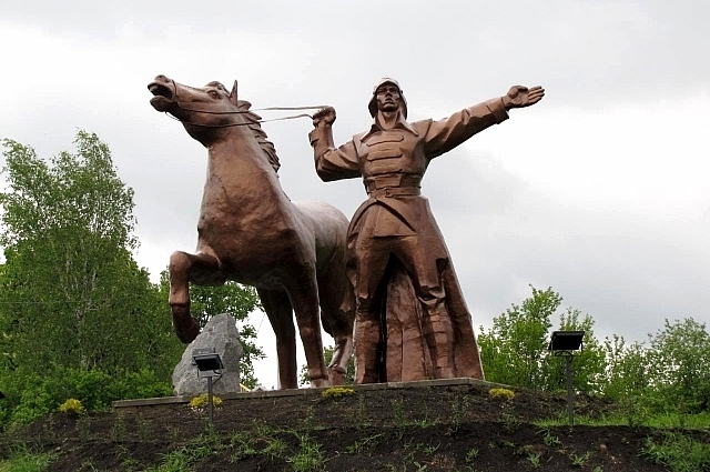 Памятник будёновцам в Великомихайловке.