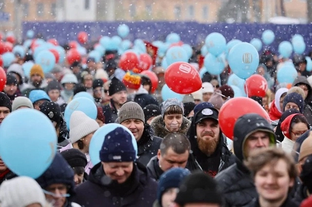 Десятки тысяч уральцев унесли частицу Благодатного огня в свои дома