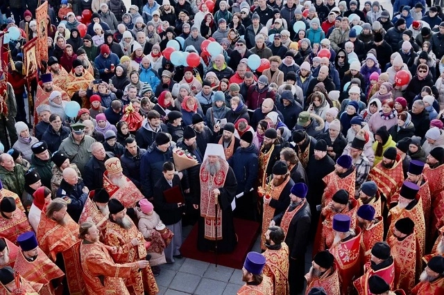 Десятки тысяч уральцев унесли частицу Благодатного огня в свои дома