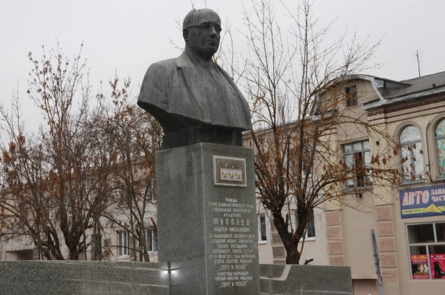 Памятник Андрею Туполеву в Кимрах.