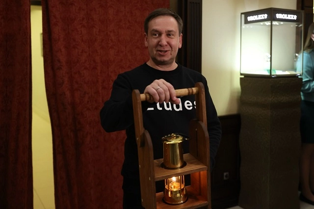 В Екатеринбург привезли Благодатный Огонь из Иерусалима