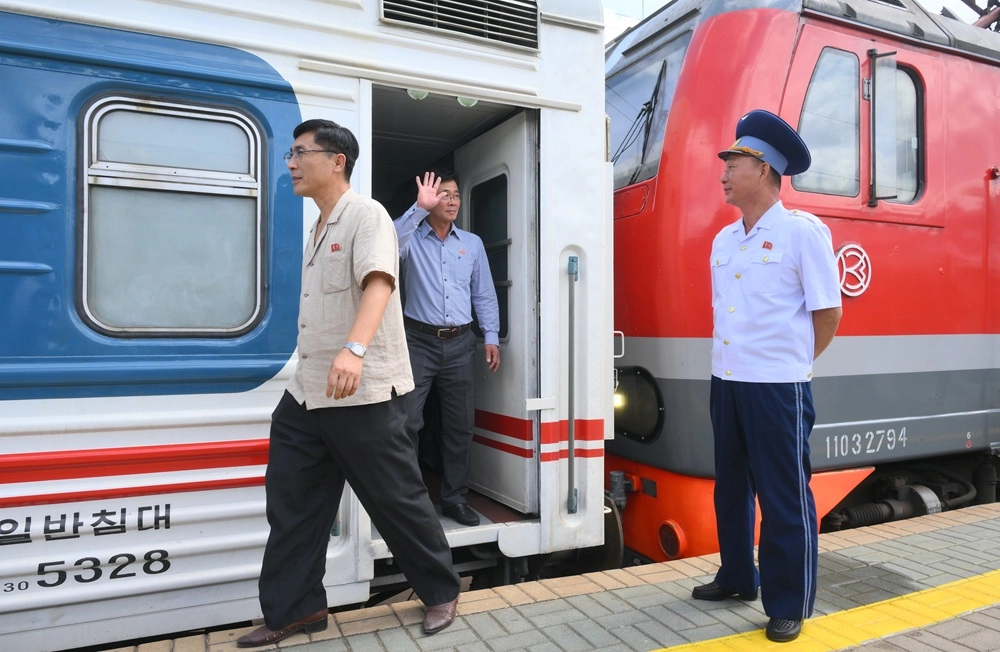 Пассажиры и проводник поезда Пхеньян - Москва на Ярославском вокзале. С 17 июня 2025 года возобновилось прямое пассажирское железнодорожное сообщение между Москвой и Пхеньяном (КНДР).