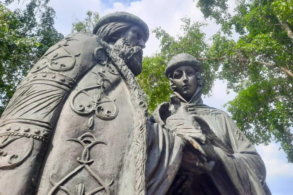 Памятник Петру и Февронии в Иркутске.