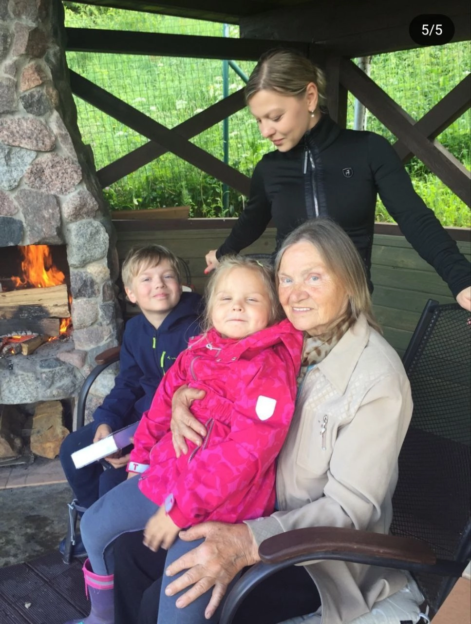 Светлана с мамой и детьми.