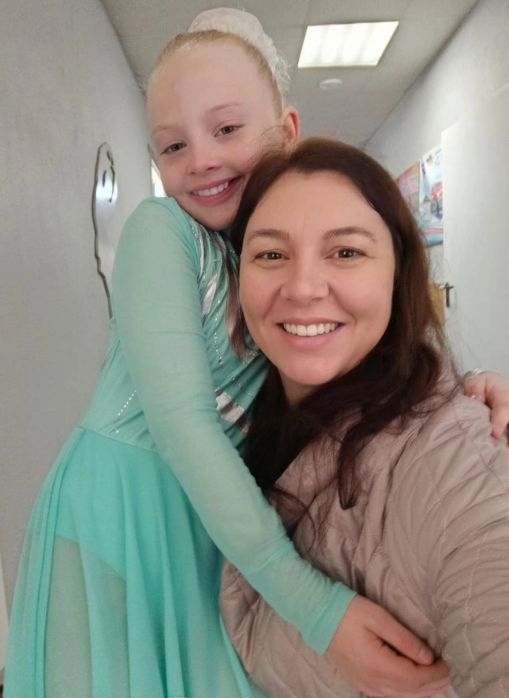 После соревнований. Арина занимается фигурным катанием.