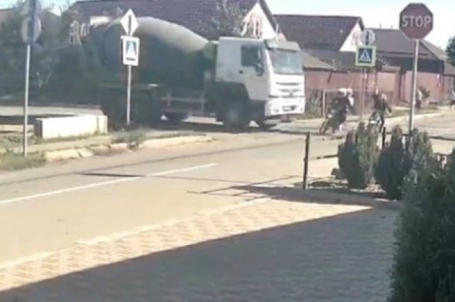 Мальчики должны были остановиться на перекрёстке и пропустить грзовик.