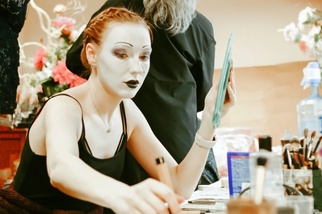 Выйдя на сцену, нужно поздороваться.