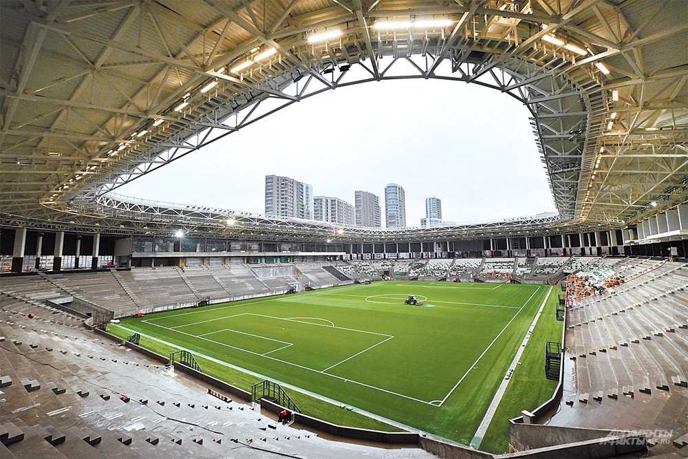 На поле уложен искусственный газон высшего уровня, на трибунах предусмотрены места для 15 тысяч болельщиков.