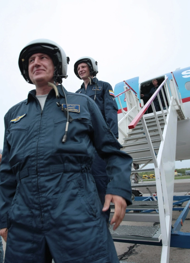 Старший летчик-испытатель «Гражданских самолетов Сухого» Александр Яблонцев (на первом плане) и летчик-испытатель Леонид Чикунов (на втором плане), пилотировашие новейший российский гражданский лайнер «Суперджет-100», который совершил свой первый полет. Самолет поднялся с взлетно-посадочной полосы на производственной площадке в Комсомольске-на-Амуре и провел в воздухе 1 час 5 минут.