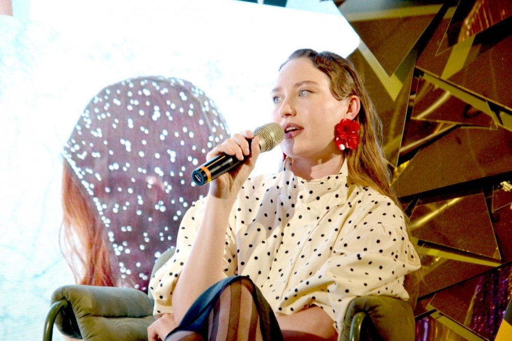 Стилист Мария Юрлова предпочитает яркие серёжки, а её колготки отсылают к цирковым образам.